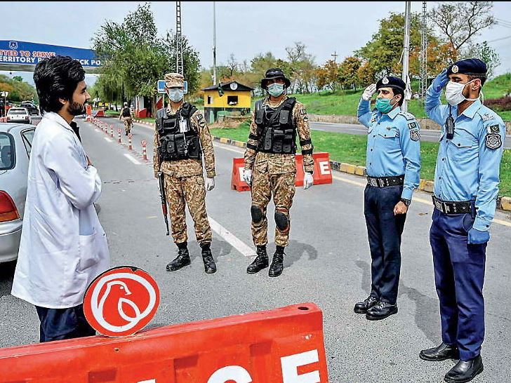 पाकिस्तानमा ड्युटी जान लागेका चिकित्सकलाइए सलाम गर्दै सुरक्षाकर्मी