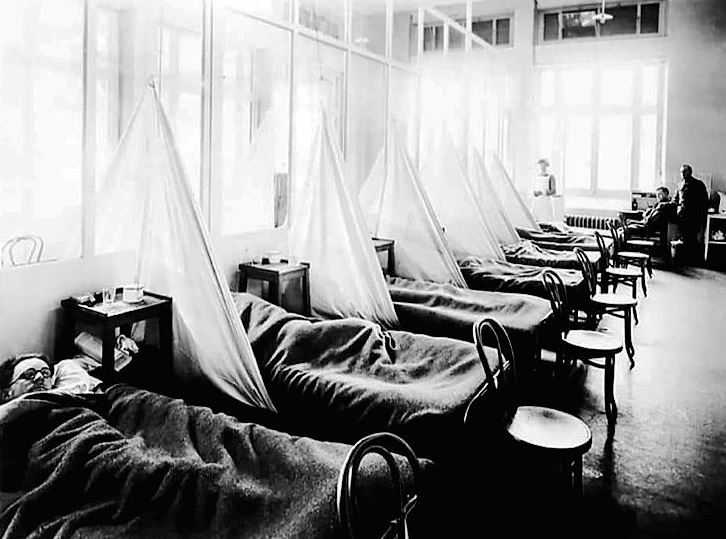 प्रथम विश्व युद्धको समयमा फ्रान्समा बनाइएको अमेरिकी सेना शिविर अस्पतालको तस्विर । १० देखि ४० प्रतिशत अमेरिकी सैनिक स्पेनिस फ्लूका कारण बिरामी भएका थिए ।