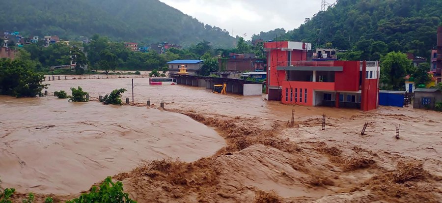 तनहुँको बुल्दीखोलामा आएको बाढीले डुबानमा परेका घर ।